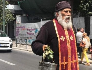 Αγιασμό προς το... δρόμο από ιερέα κατά την πορεία της ΑΔΕΔΥ προς το Υπουργείο Οικονομικών! (φωτό)